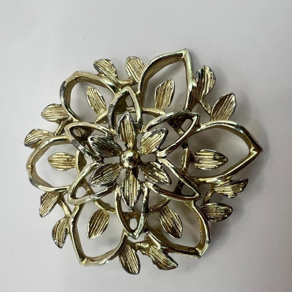 Vintage Sarah Coventry Gold Tone Flower Brooch Signed Mid Century Open Floral‎